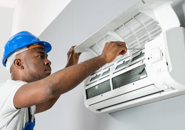 https://www.diversifiedhvac.com/wp-content/uploads/2022/01/Diversified-HVAC-service-640x451.jpg