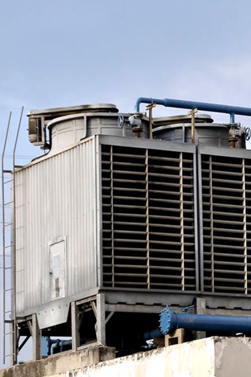 https://www.diversifiedhvac.com/wp-content/uploads/2022/01/chiller-cooling-tower-installation.jpg